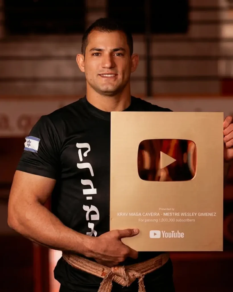 Professor-mestre-wesley-gimenez-segurando-placa-de-um-milhao-de-inscritos-do-Youtube